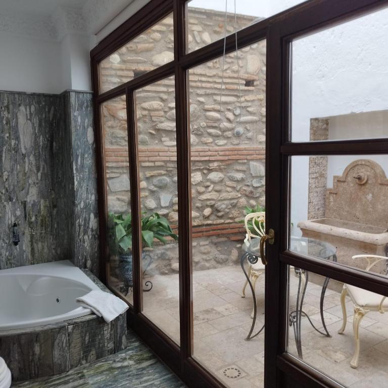 Suite Comares - Deluxe Double Room with Spa Bath - 3