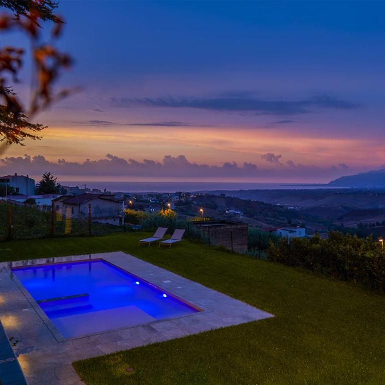 Villa Tommaso Maruggi, Sicilia, con Jacuzzi e piscina privata - Four-Bedroom Villa with Garden View - 16
