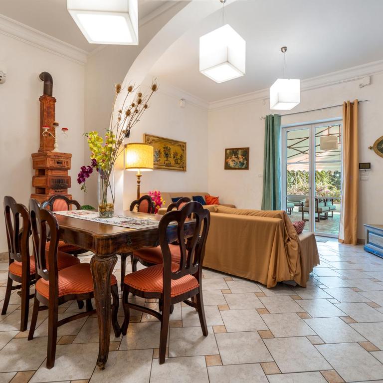Villa Tommaso Maruggi, Sicilia, con Jacuzzi e piscina privata - Four-Bedroom Villa with Garden View - 43