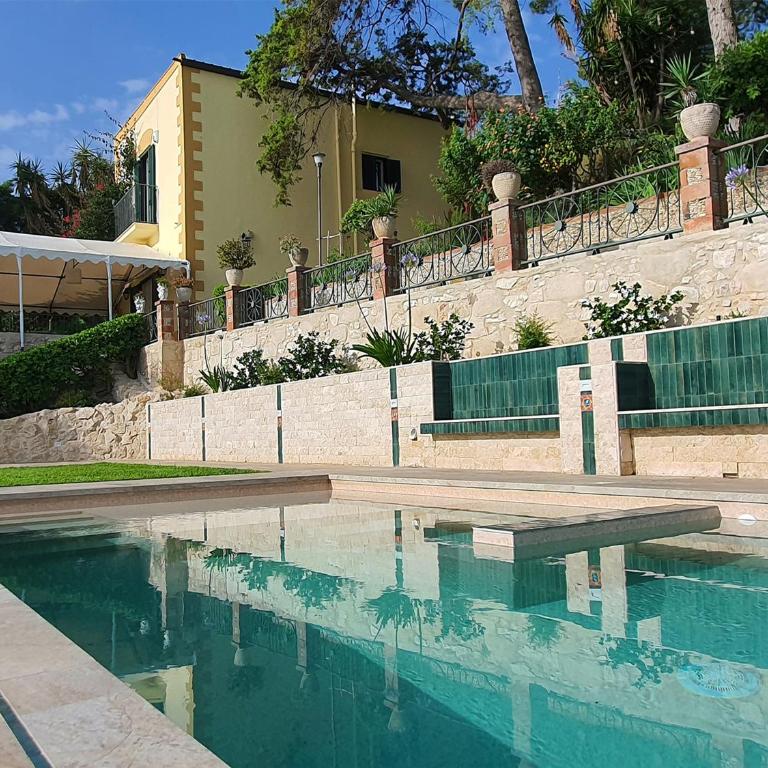 Villa Tommaso Maruggi, Sicilia, con Jacuzzi e piscina privata - Four-Bedroom Villa with Garden View - 6