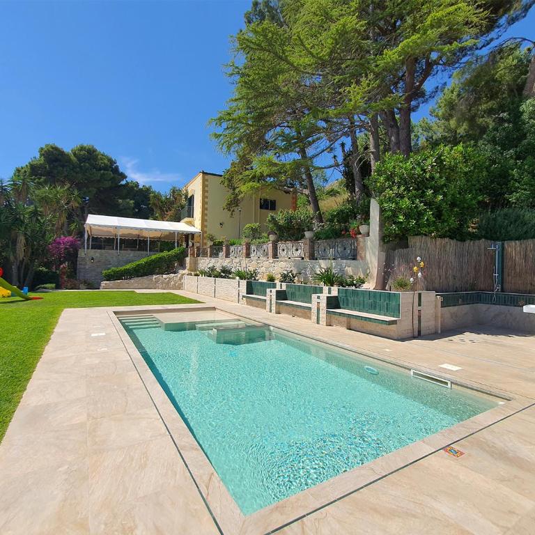 Villa Tommaso Maruggi, Sicilia, con Jacuzzi e piscina privata - Four-Bedroom Villa with Garden View - 9