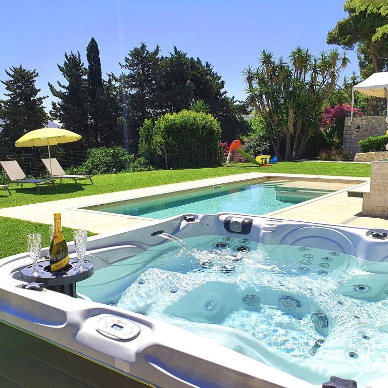 Villa Tommaso Maruggi, Sicilia, con Jacuzzi e piscina privata - Four-Bedroom Villa with Garden View - 25