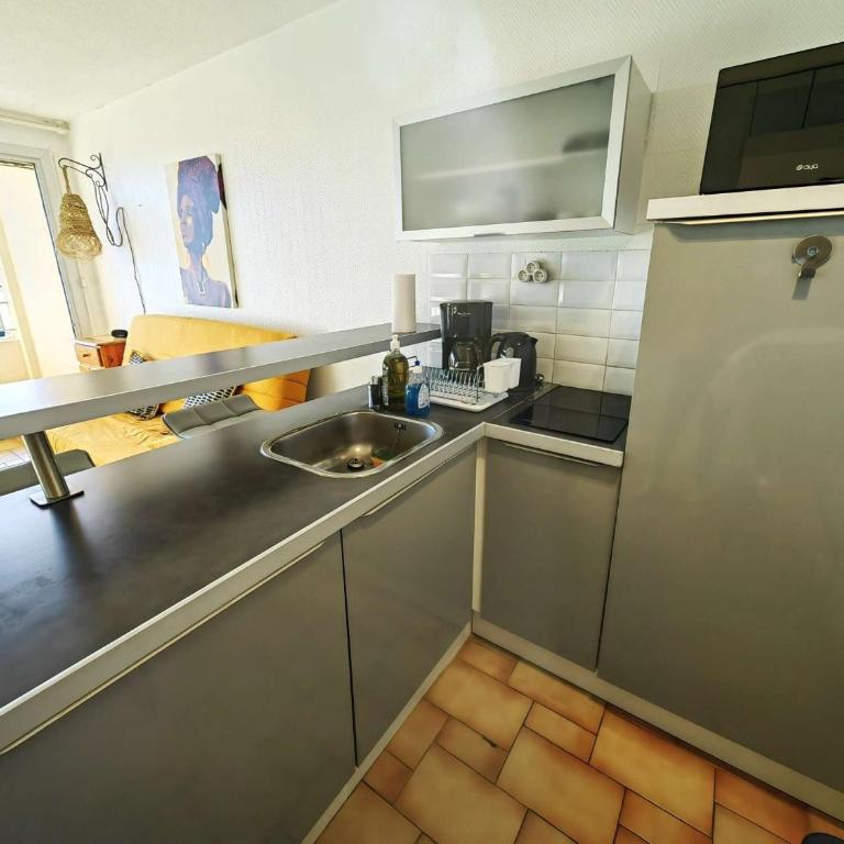 Charmant studio climatisé avec parking à 20m de la mer - FR-1-607-75 - Studio - 11
