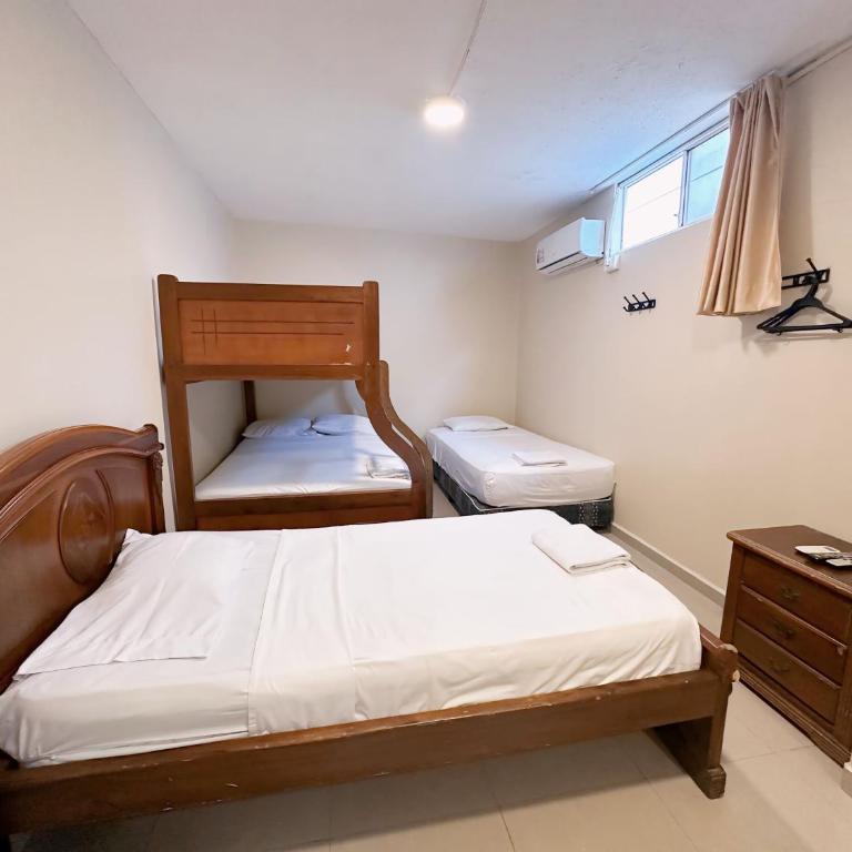 Hostal Posada Del Sol - Habitación cuádruple - 4