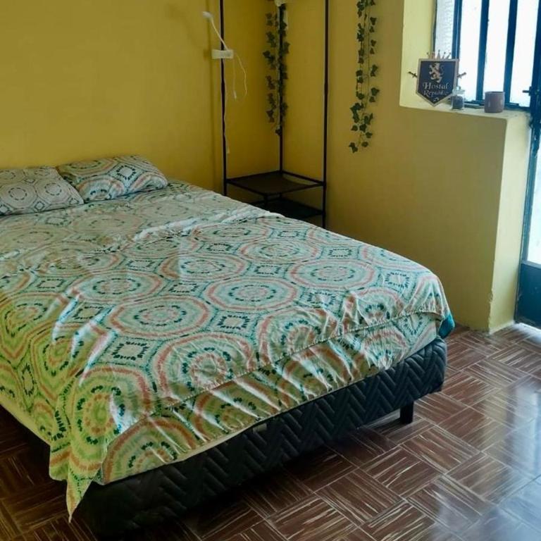 Hostal Republic - Standard Double Room with Shared Bathroom - 1