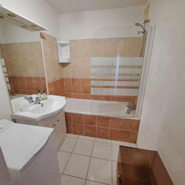 Appartement 3 pièces climatisé avec terrasse à Marseillan, parking privé, proche des commodités - FR-1-326-806 - Appartement - 8