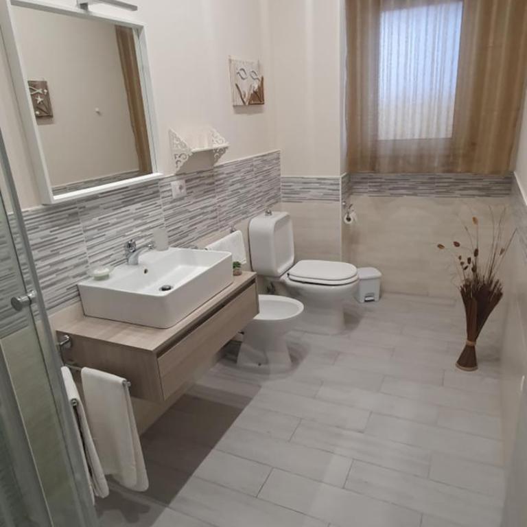 Tony & Doris Home - Deluxe Double Room with Balcony - 8