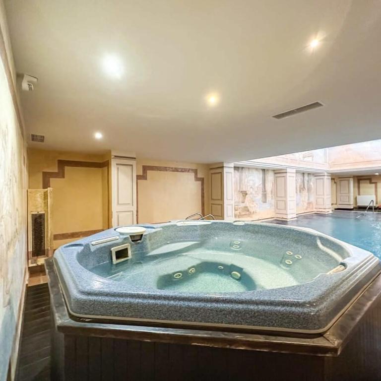 Sea Views Indoor Pool Sauna Gym Wifi - Apartment - 5