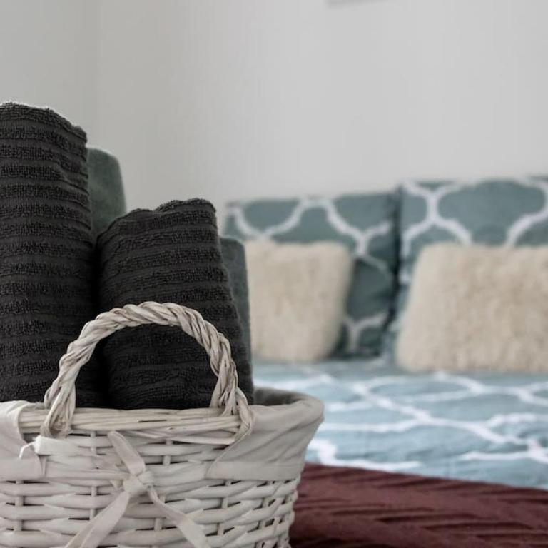 Maison et appartement attenant pour 10 personnes avec terrasse, cour et parking - Villa - 22