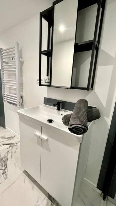 Maison et appartement attenant pour 10 personnes avec terrasse, cour et parking - Villa - 25