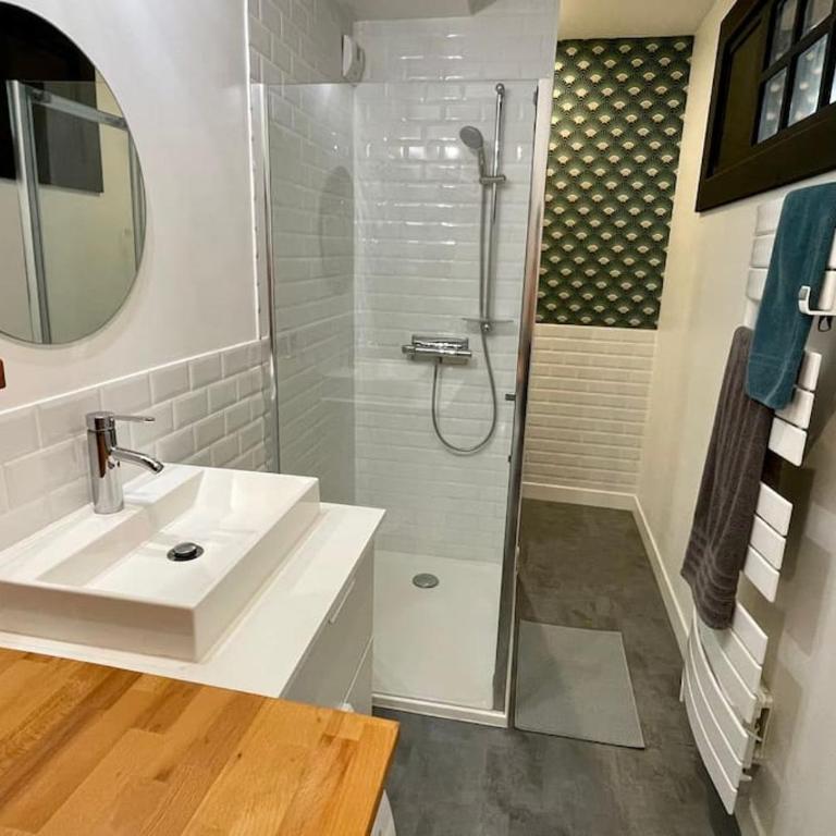 Maison et appartement attenant pour 10 personnes avec terrasse, cour et parking - Villa - 65