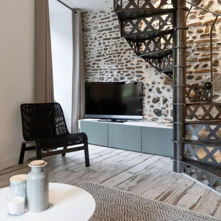 Maison et appartement attenant pour 10 personnes avec terrasse, cour et parking - Villa - 75