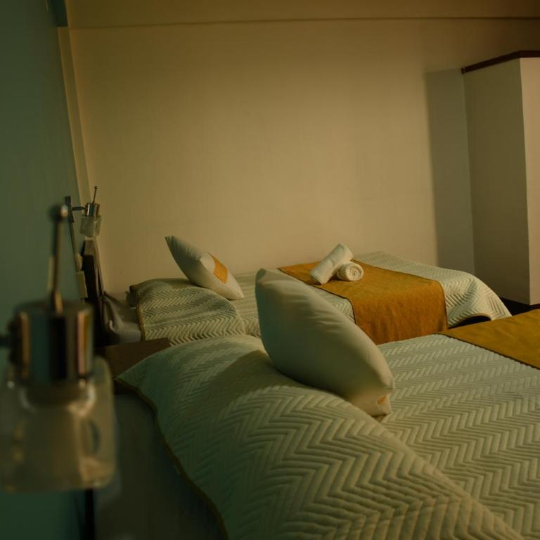 Hotel Express - Habitación Familiar con baño compartido - 2