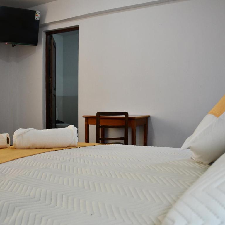 Hotel Express - Habitación Familiar con baño privado - 5