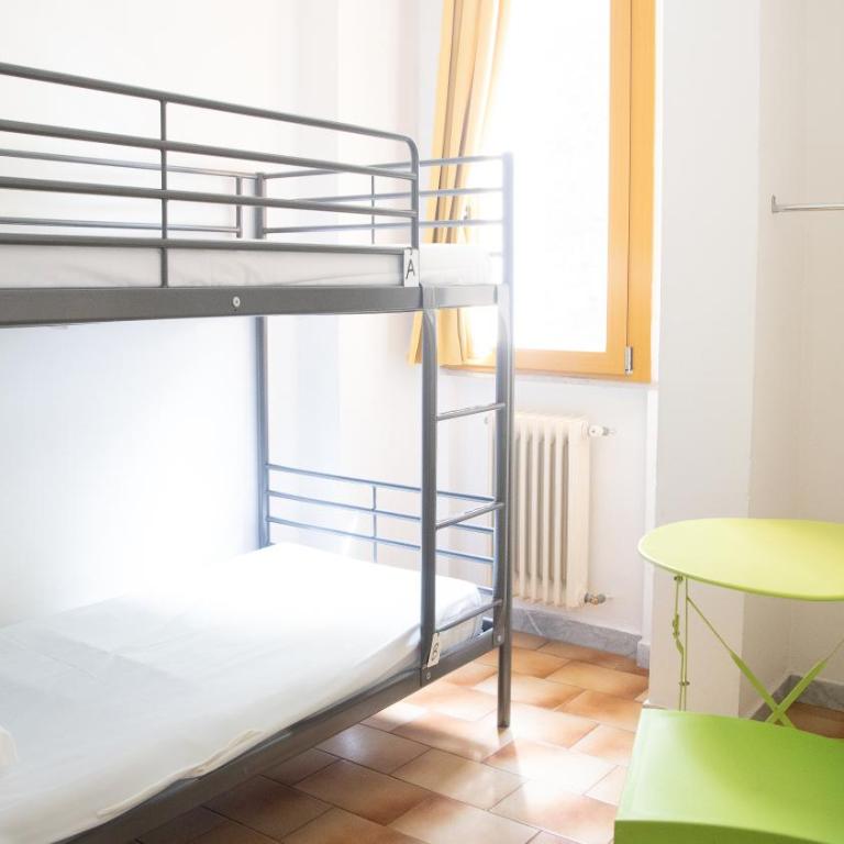 Safestay Pisa Centrale - Camera Doppia con Letti Singoli con Bagno Privato Esterno - 1