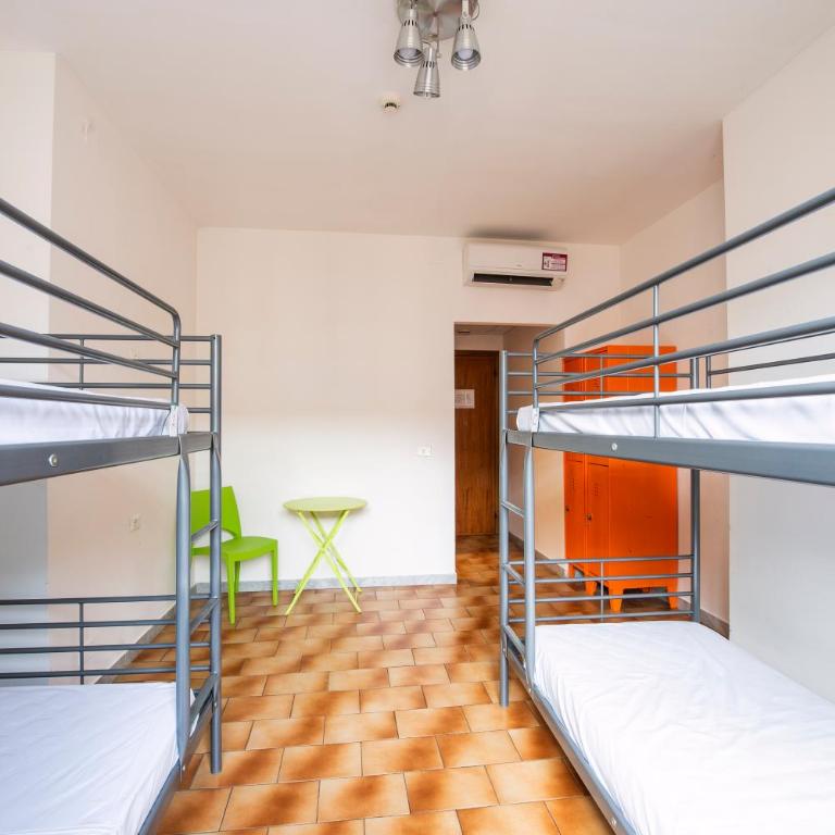 Safestay Pisa Centrale - Posto Letto in Dormitorio Misto con 4 Letti e Bagno Interno - 16