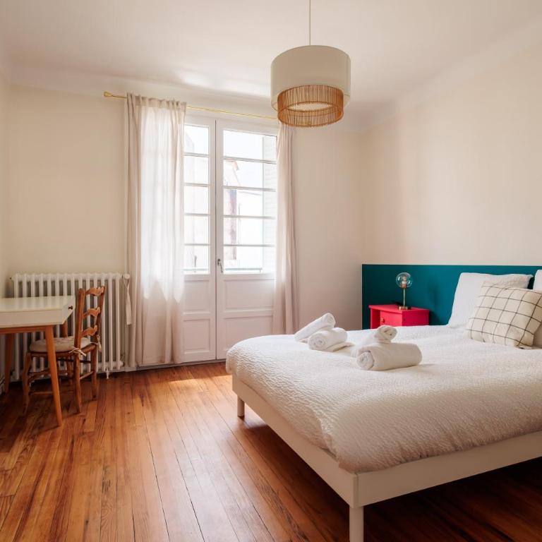 4 pers - 2 chambres - Parking gratuit proche - Appartement 2 Chambres avec Balcon - 17