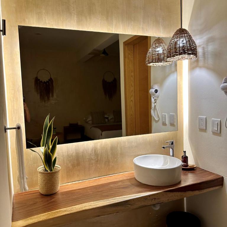 Casa Bicachi - Adults Only - Habitación con cama grande y balcón - 8