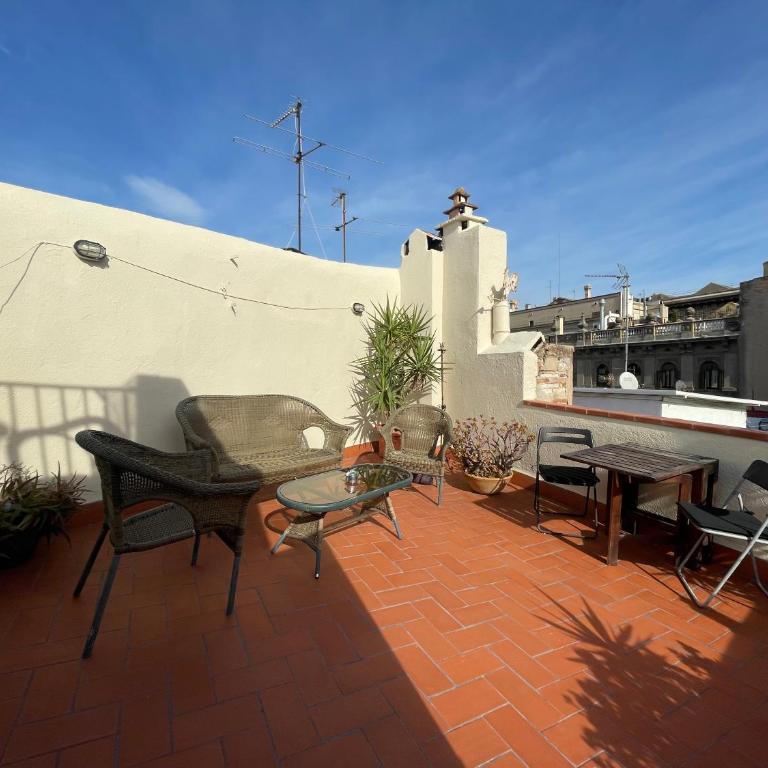 Original duplex in the center of Barcelona - Three-Bedroom Apartment - 1