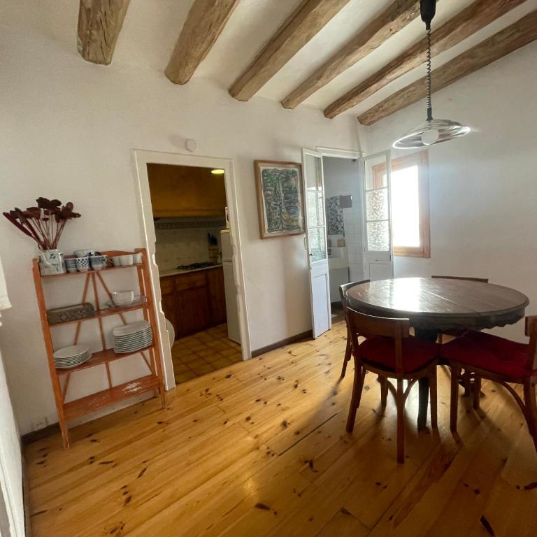 Original duplex in the center of Barcelona - Three-Bedroom Apartment - 9