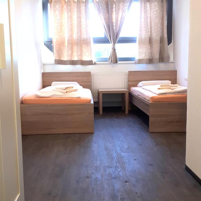 Jugendherberge Innsbruck - Youth Hostel - Zweibettzimmer mit eigenem Bad - 9