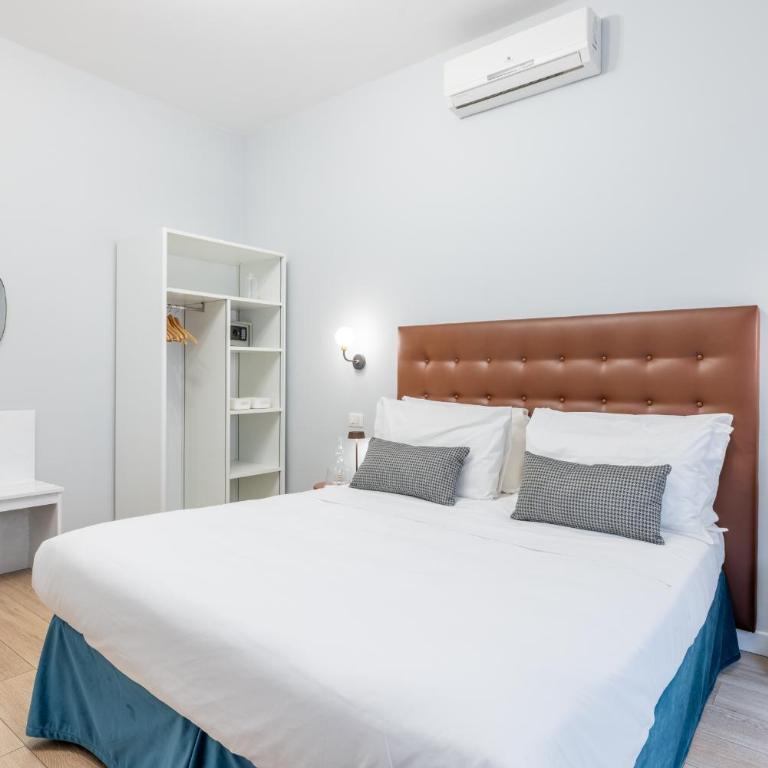 Domus Bella Roma - Triple Room with Balcony - 9