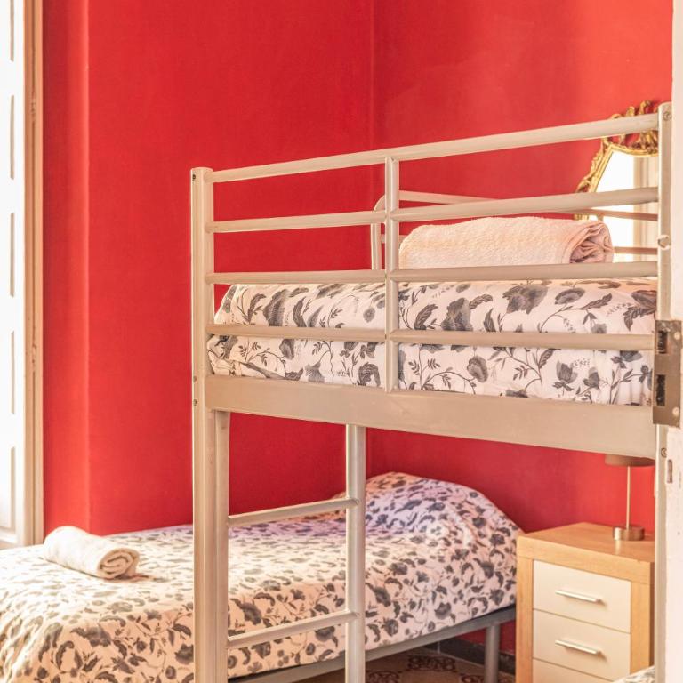 Private Rooms in Historic Building on the Square - Triple Room - 9