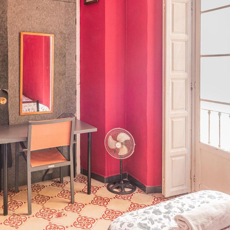 Private Rooms in Historic Building on the Square - Triple Room - 7
