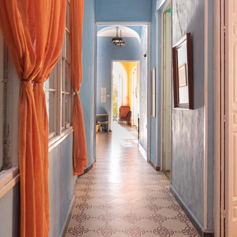 Private Rooms in Historic Building on the Square - Double Room with Balcony - 10