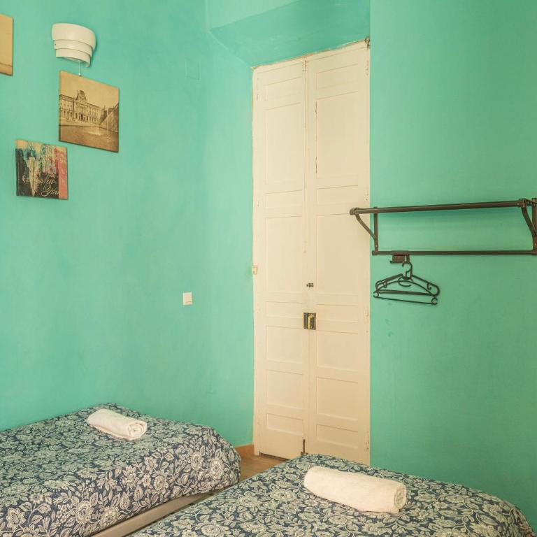 Private Rooms in Historic Building on the Square - Twin Room - 10