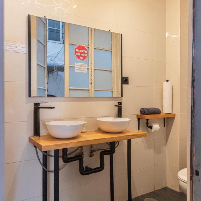 Private Rooms in Historic Building on the Square - Double Room with Balcony - 14