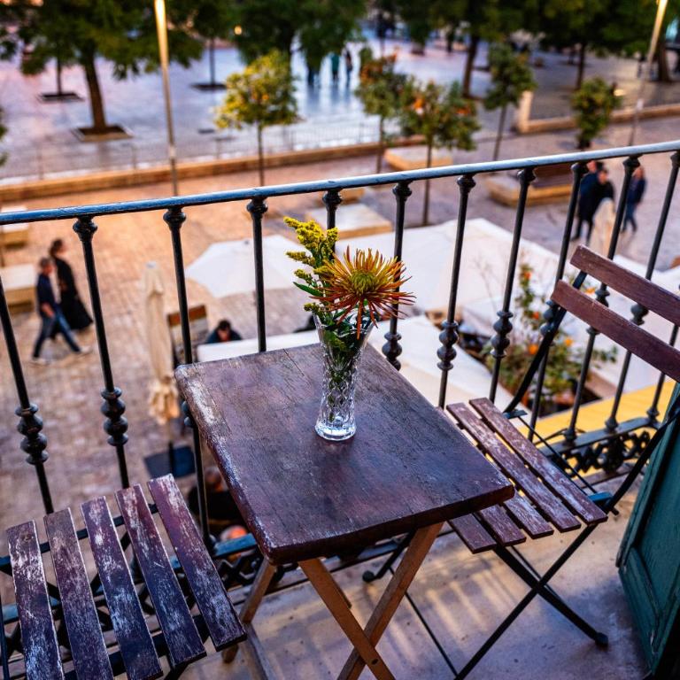 Private Rooms in Historic Building on the Square - Double Room with Balcony - 17