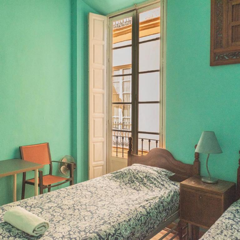 Private Rooms in Historic Building on the Square - Twin Room - 20