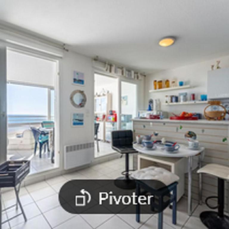 MOM' Blue Paradise Front De Mer 3 étoiles 61 m2 CAP'Diem 3 Clim - Idéal pr un Séjour de 15j ou plus ! Wifi, lit 160 - 4è Ascenseur, Parking, Piscine, Pétanque, Ping-pong - Pistes cyclables - Golf & Tennis à 10 mn - Apartment with Sea View - 30