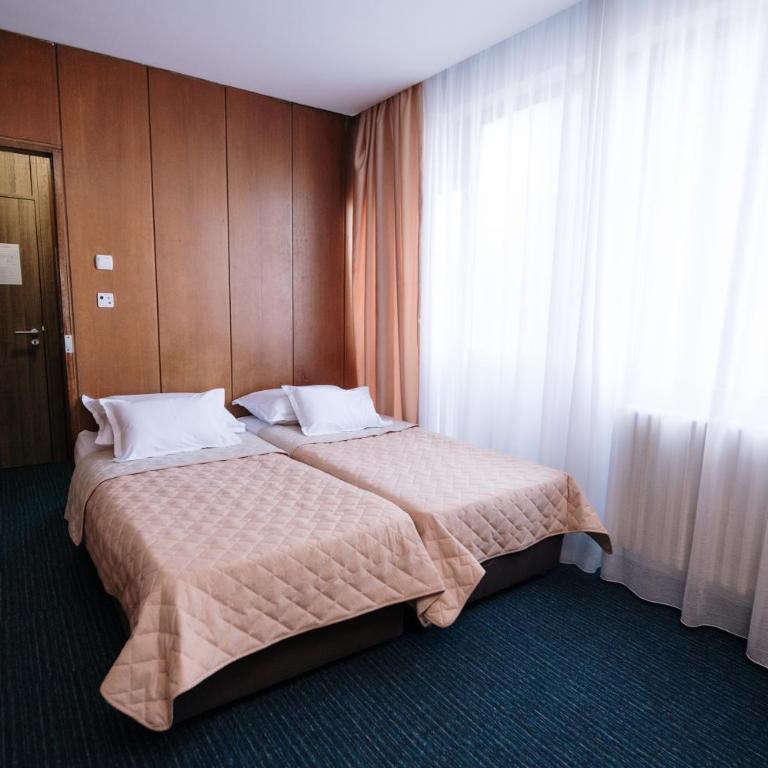 Hotel Slavija - Petokrevetna Soba - 2