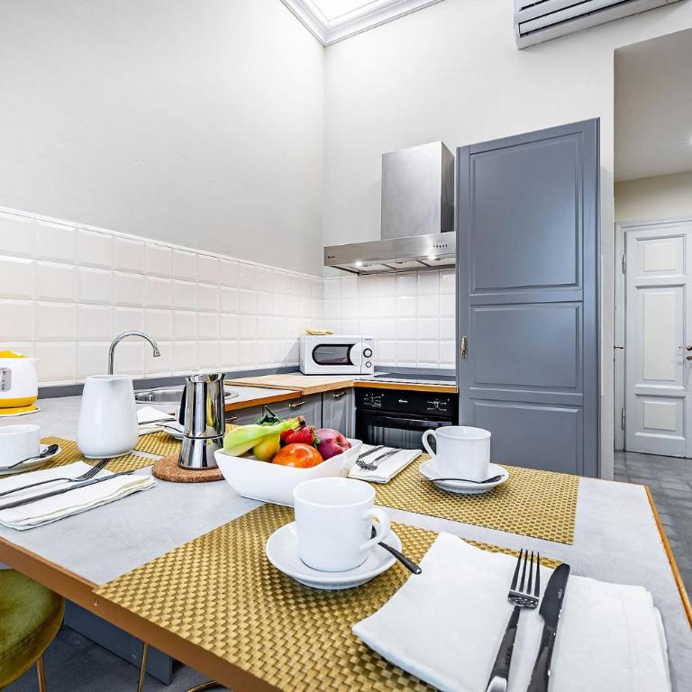 THREE APARTMENTS Via Roma - Appartamento con 2 Camere da Letto - 10