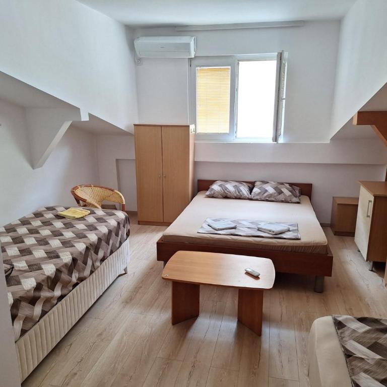 Hostel Izvor - Economy Triple Room - 15