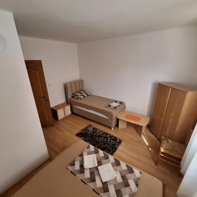 Hostel Izvor - Economy Triple Room - 11