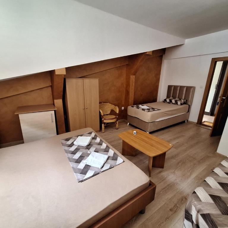 Hostel Izvor - Economy Triple Room - 13