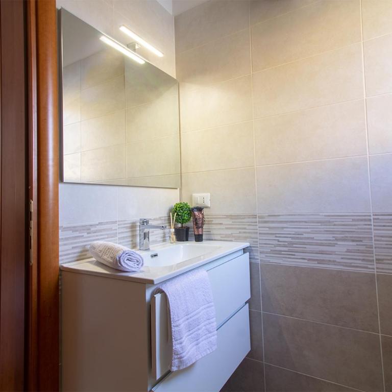 Athena Rooms - Parcheggio privato - Camera Matrimoniale con Bagno Privato - 10