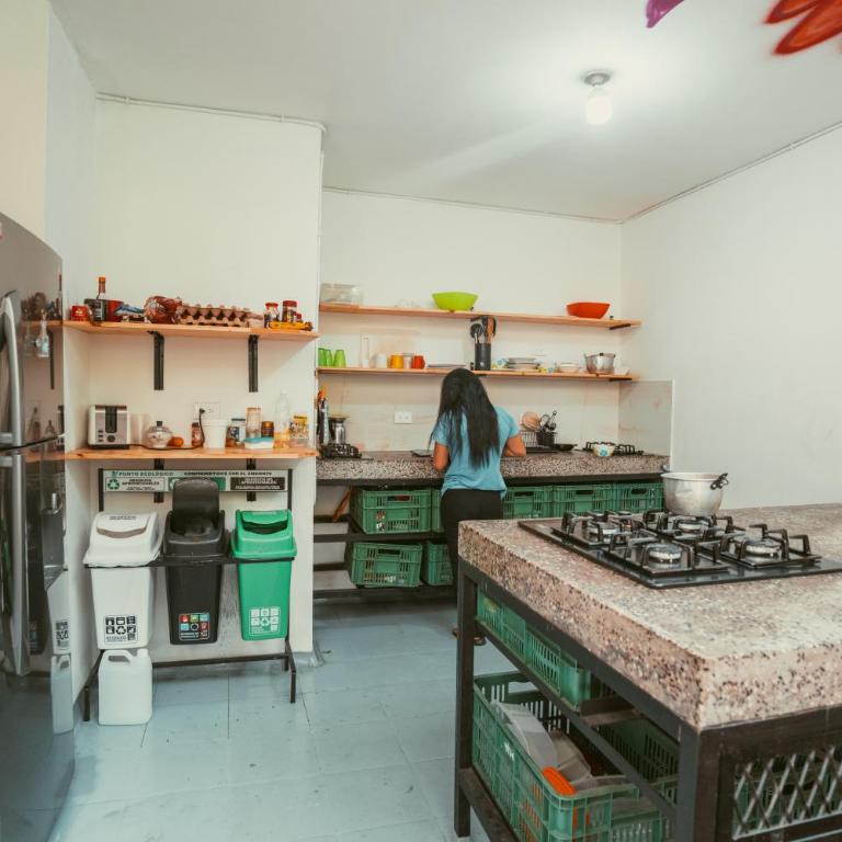 Hostal Pura Vida la 70 - Habitación Doble con baño privado - 9