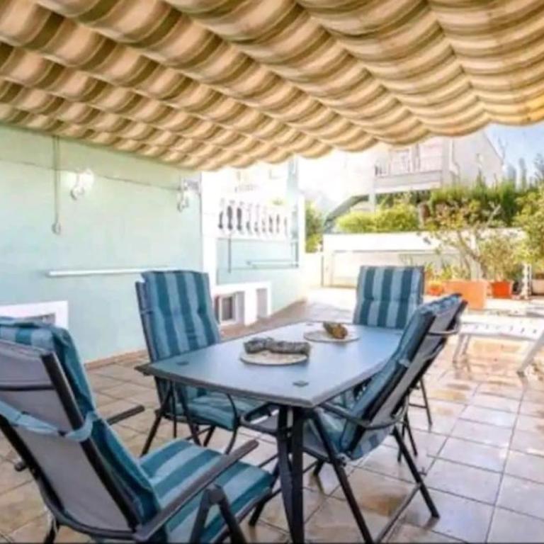Bungalow adaptado, terraza muy grande y soleada. - Two-Bedroom House - 15