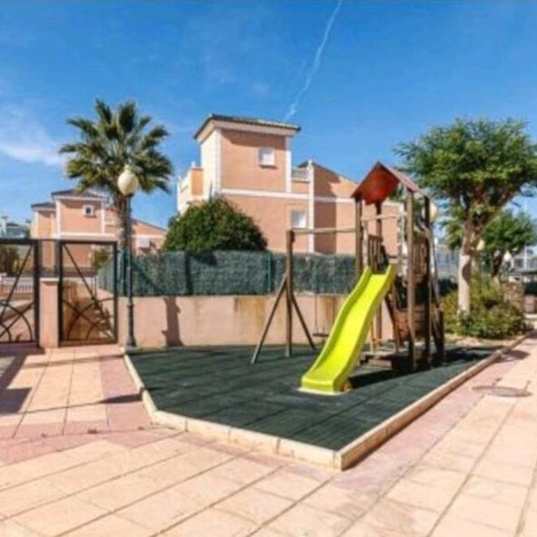 Bungalow adaptado, terraza muy grande y soleada. - Two-Bedroom House - 36