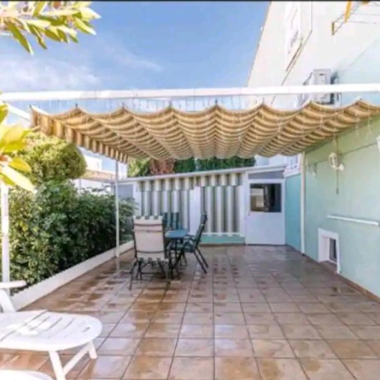 Bungalow adaptado, terraza muy grande y soleada. - Two-Bedroom House - 12