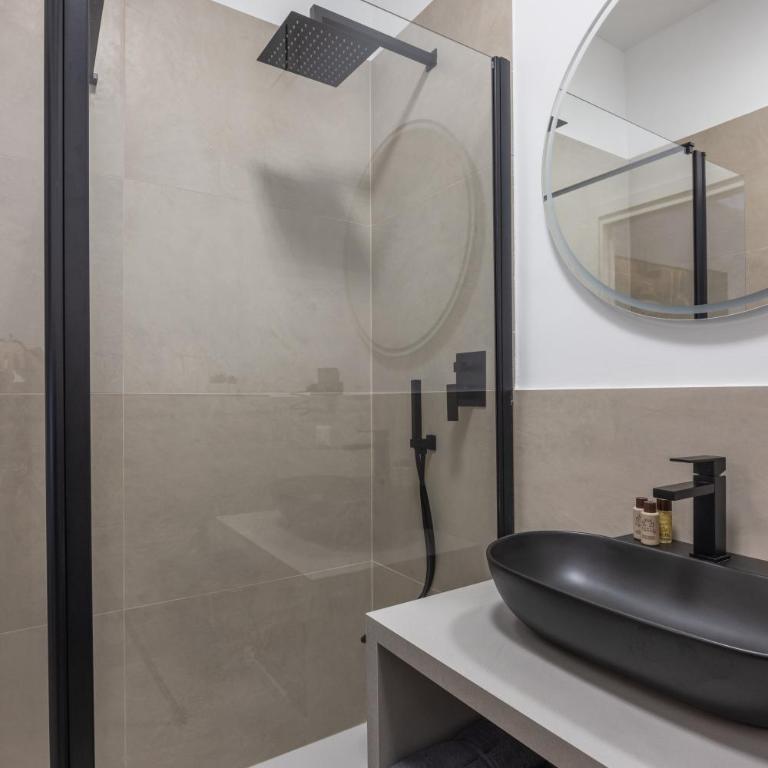 Luxury Station Suite - Superior King Room - 23
