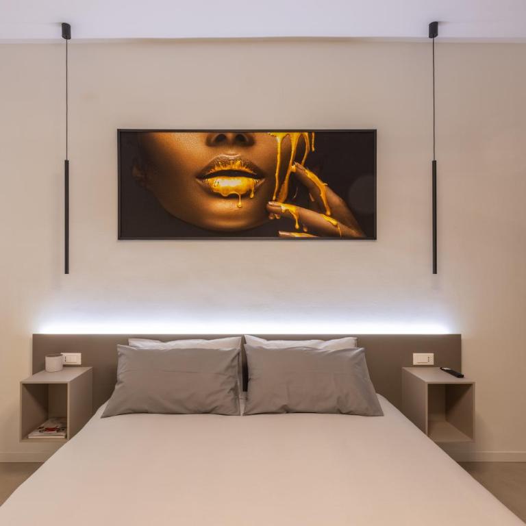 Luxury Station Suite - Standard King Room - 13