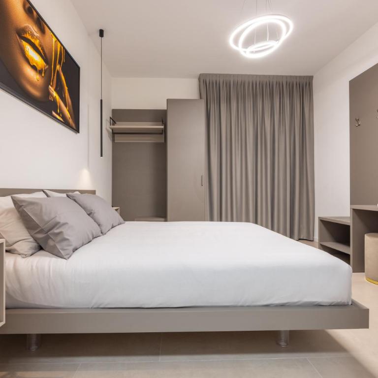 Luxury Station Suite - Standard King Room - 12