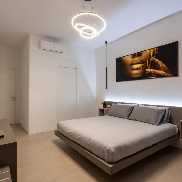 Luxury Station Suite - Standard King Room - 9