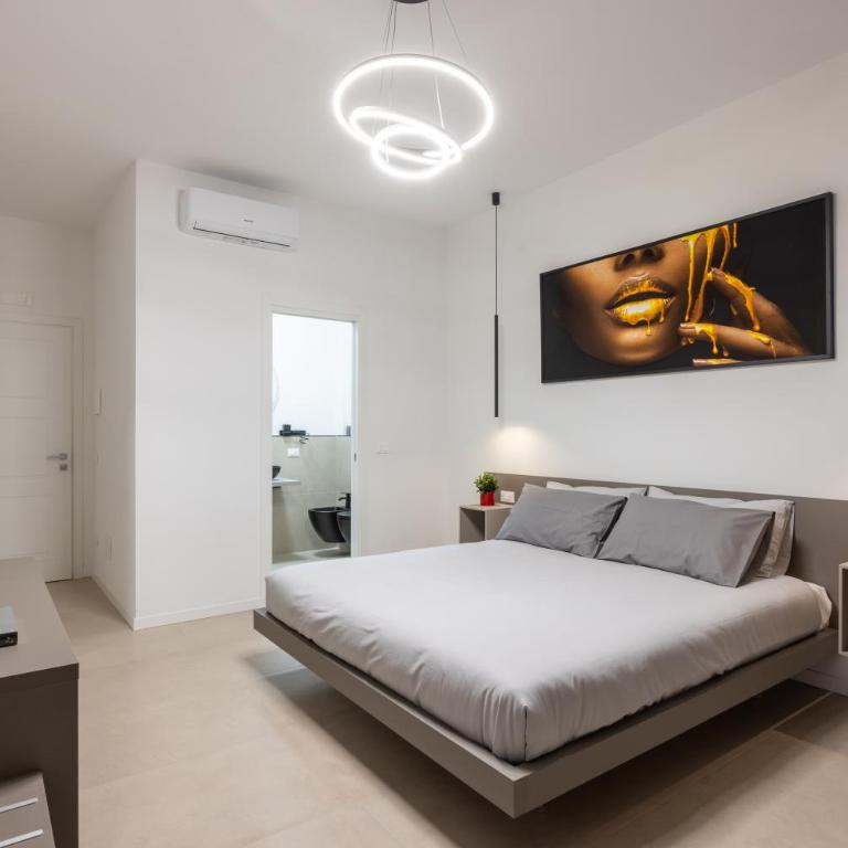 Luxury Station Suite - Standard King Room - 7