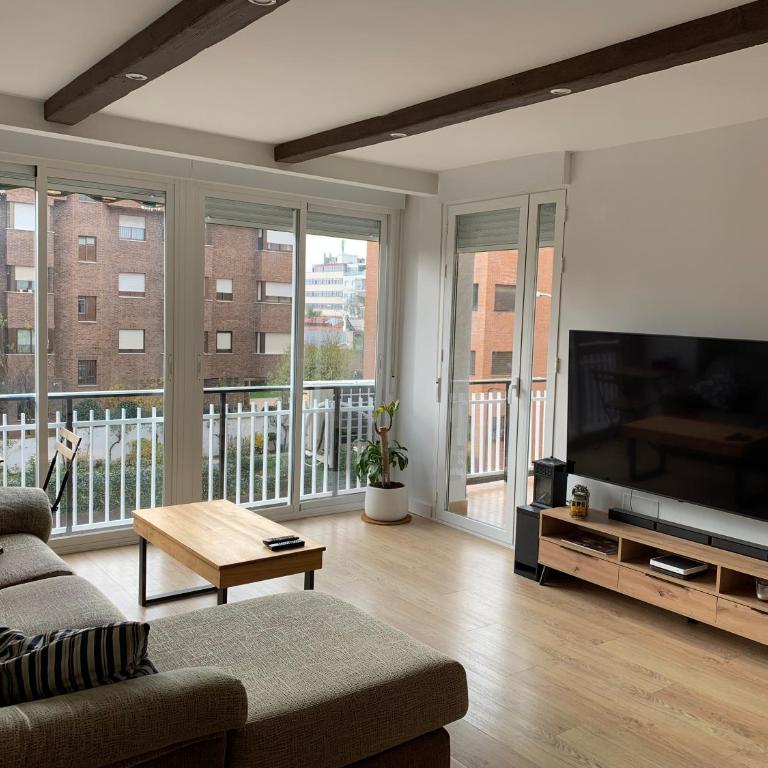 Piso en Arturo Soria para 5 personas cerca del Aeropuerto y de IFEMA no permitido alquiler turístico - Apartamento de 2 dormitorios - 4